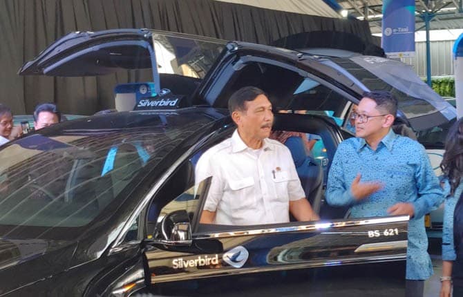 Komunikasi Lewat Telepon, Luhut Sebut Prabowo Sosok yang Rasional - Image