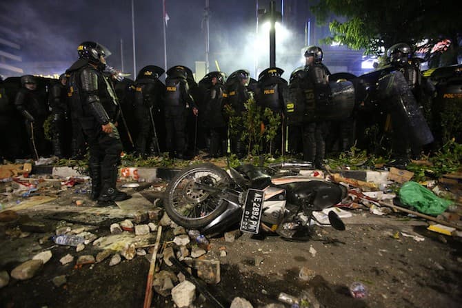 10 Anggota Brimob Dijatuhi Sanksi, Komandan Perusuh 21-22 Mei Buron - Image