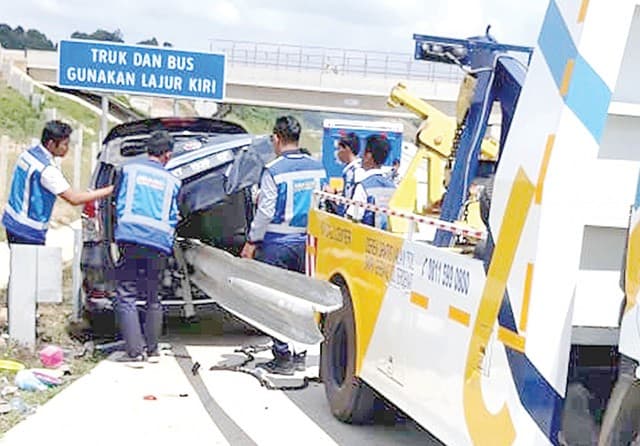 Kecelakaan Tunggal di Tol Balsam, Mobil Ringsek  6 Penumpang Selamat - Image