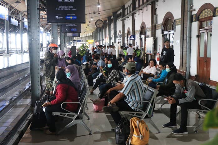 Sekuriti Stasiun Semarang Temukan Tas LV Penumpang Berisi 5 Emas Batangan hingga Mata Uang Asing - Image