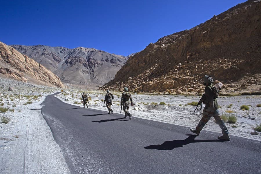 India Tangkap Tentara Tiongkok, Diberi Makan, dan Bakal Dilepas - Image