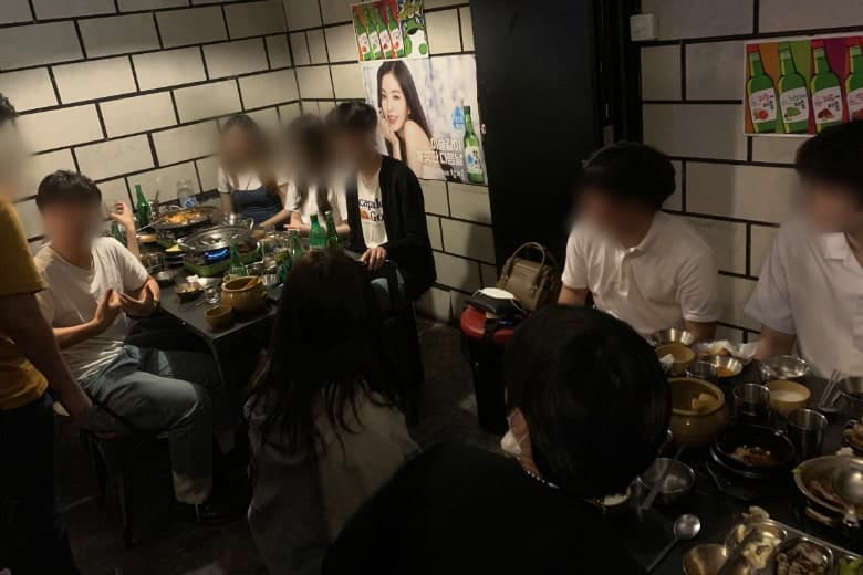 Tak Segera Pakai Masker dan Berkerumun, 32 Pengunjung Restoran Didenda - Image