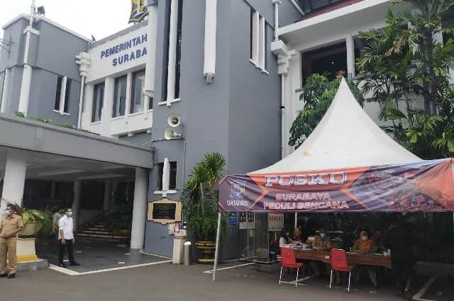 Bantu Korban Bencana Alam, Pemkot Surabaya Bangun Posko di Balai Kota - Image