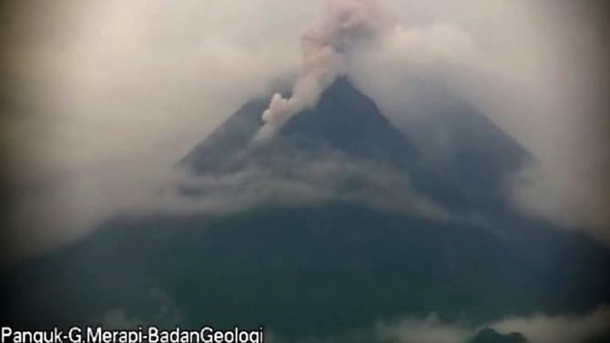 Merapi Kembali Batuk-Batuk, Muntahkan Awan Panas Sejauh 1,2 Kilometer - Image
