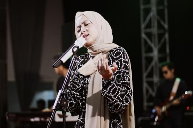 Diduga Diteriaki Pelakor, Nissa Sabyan Menangis Saat Nyanyi di Atas Panggung - Image