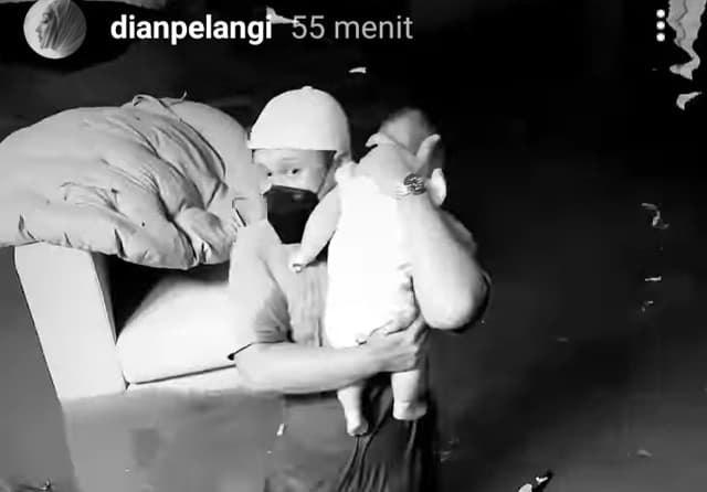 Rumah Kebanjiran, Dian Pelangi dan Keluarga Evakuasi ke Rumah Kerabat - Image