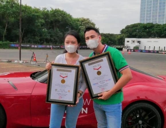 Irene Sukandar dan Raffi Ahmad Tanding Catur Sembari Drifting - Image