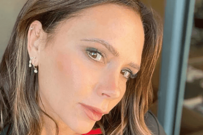 Victoria Beckham Pamer Koleksi Sweater Warna-Warni Senilai Rp 18 Juta - Image