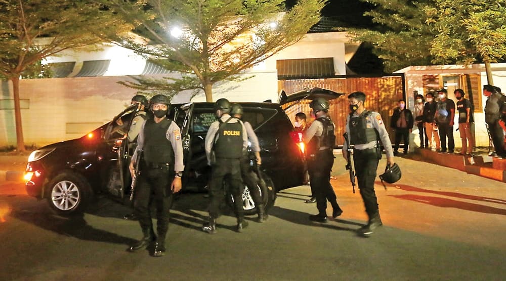 KPK Amankan 5 Koper di Rumah Bupati Probolinggo, 1 Diduga Berisi Uang - Image