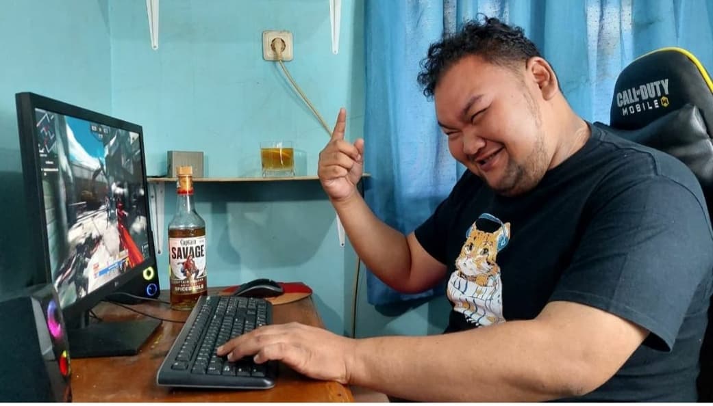 Komika Fico Fachriza Diduga Menipu Sejumlah Selebritas dengan Modus Pinjam Uang, Teuku Ryzki hingga Aurel Jadi Korban - Image