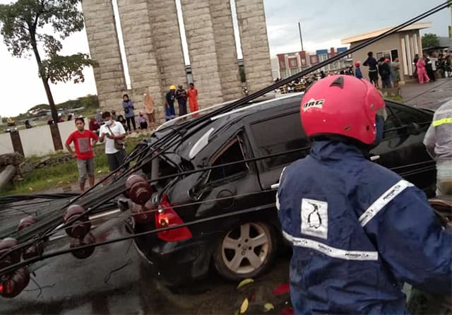 Sopir Tewas di Tempat, Mobil Pikap Ringsek Tertabrak Kereta - Image