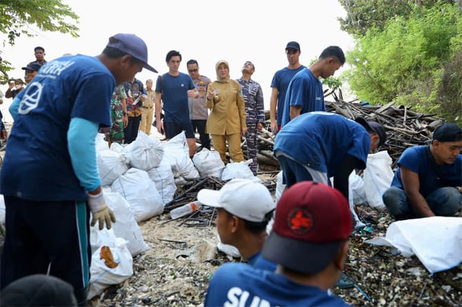 Sinergi Banyuwangi, Sungai Watch & WSL Bersihkan Sungai di Alas Purwo - Image