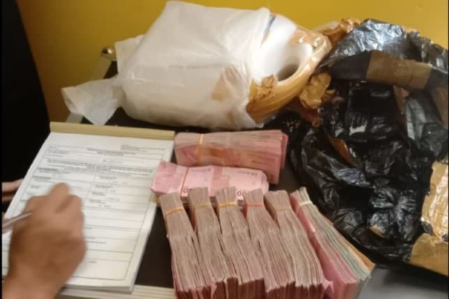 PPIH Surabaya Temukan Uang Rp 150 Juta Milik Jamaah di Jeriken - Image