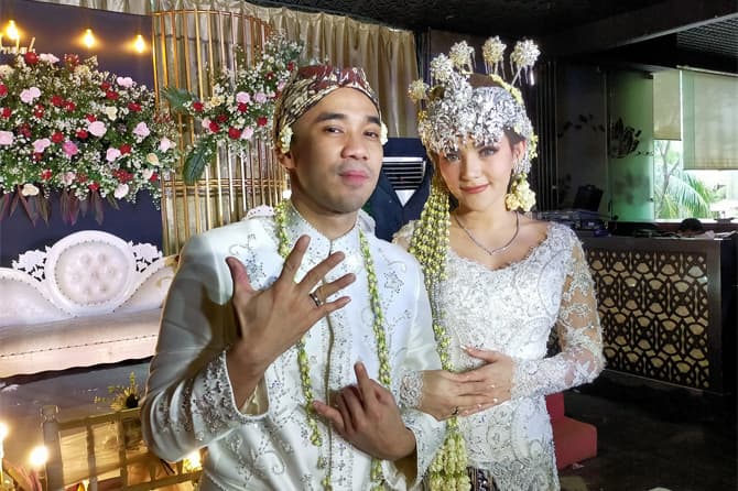 Ikmal Tobing-Indah Lolita, Dua Bulan Pacaran, Nikah Dipercepat - Image