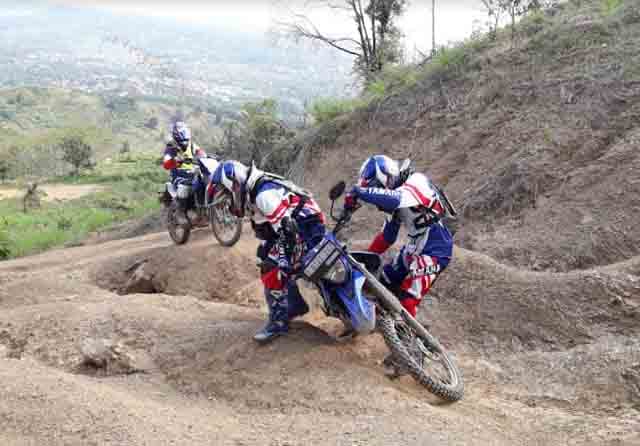 Trik Aman Mendirikan Motor Trail di Medan Off Road - Image