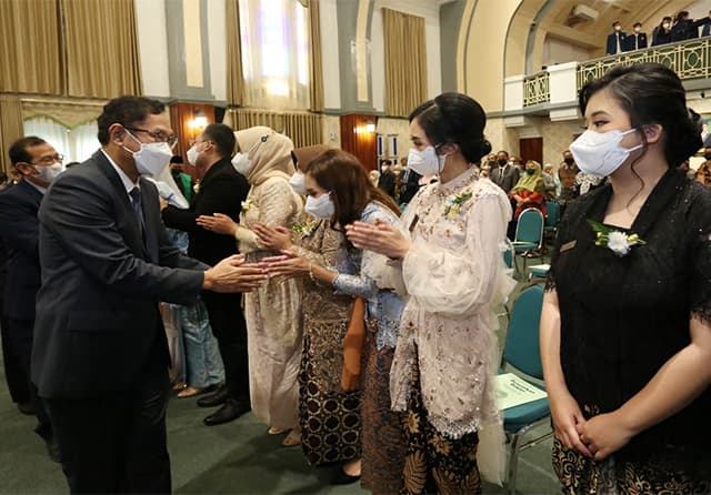 Ratusan Nakes dan Dosen FK Unair Sudah Suntik Booster Kedua - Image