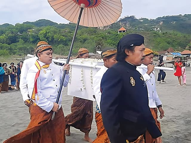 Keraton Surakarta Labuhan di Pesisir Selatan Jogjakarta - Image
