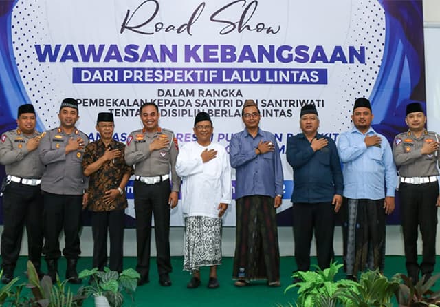 Silaturahmi ke Ponpes Tebuireng, Ditlantas Polda Jatim Edukasi Santri - Image