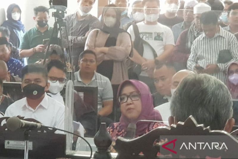 Nangis Saat Pembacaan Pledoi, Ade Yasin: Di Mana Letak Kesalahan Saya? - Image