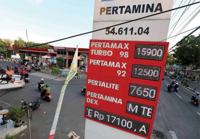 Antrean Beli BBM Pertalite, Petugas SPBU di Gresik sampai Kewalahan - Image