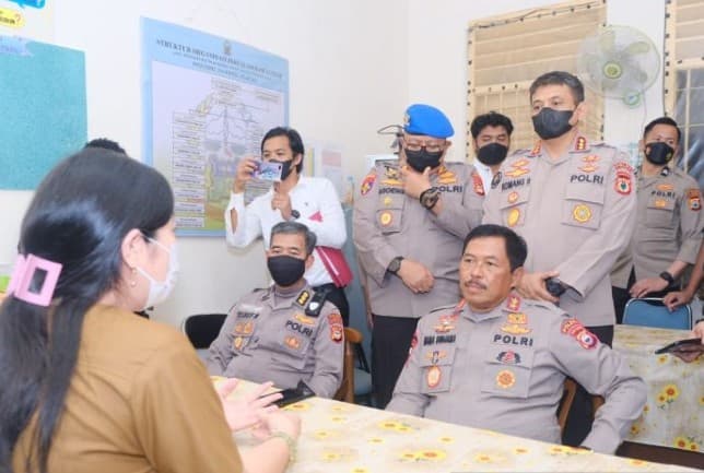 Tulis Sarang Korupsi di Mapolres Luwu, Polisi Dibawa ke Psikiater - Image