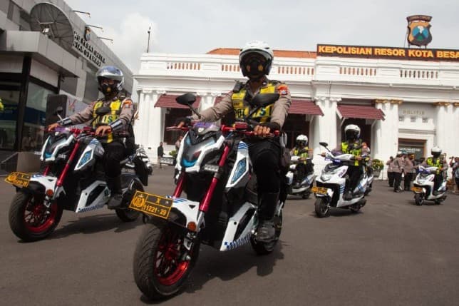 Polrestabes Surabaya Mulai Operasikan Kendaraan Listrik untuk Patroli - Image