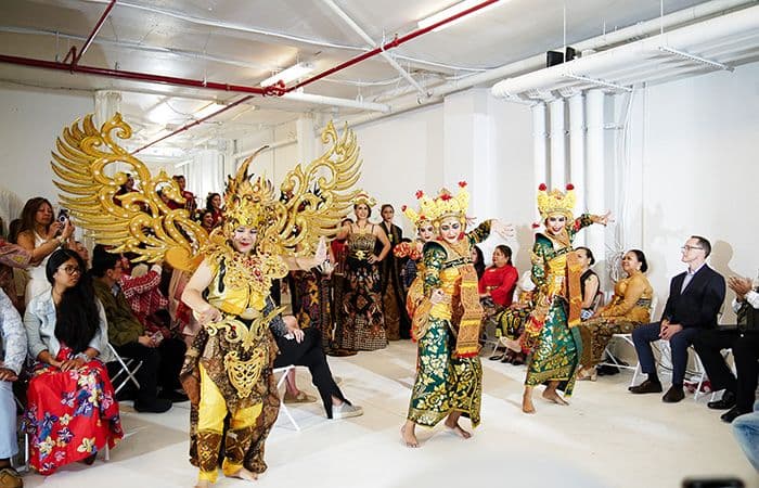 Tarian Legong Kraton dari Kembalikan Baliku Pukau Undangan New York Indonesia Fashion Week - Image