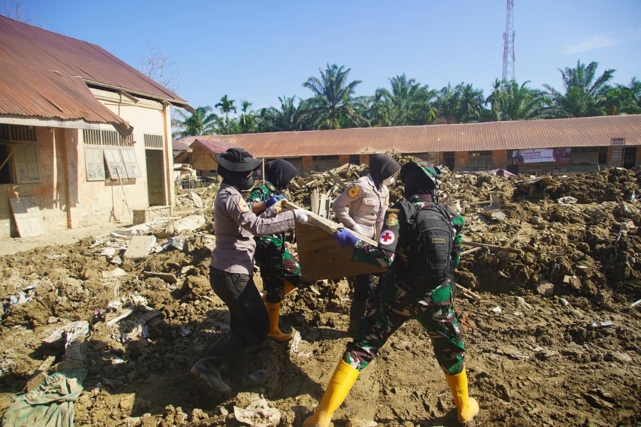 Ratusan Taruna Akpol Dikerahkan Bantu Pemulihan Wilayah Terdampak Banjir Aceh Tamiang - Image