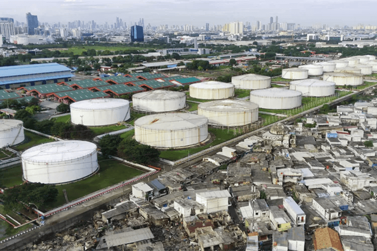 Foto udara terlihat suasana permukiman penduduk yang hangus terbakar dari dampak kebakaran Depo Pertamina Plumpang di Jalan Koramil, Rawa Badak Selatan, Koja, Jakarta, Sabtu (4/3/2023). Dalam Kejadian ini tercatat 17 meninggal dunia, 49 luka berat, dan 2 - Image