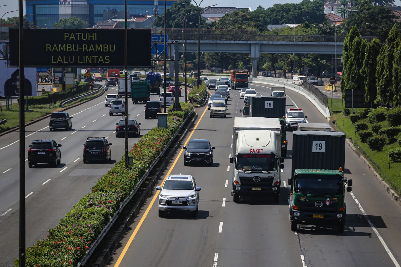 Sejumlah truk melintas Jalan Tol Lingkar Luar Jakarta atau Jakarta Outer Ring Road (JORR), Jakarta, Sabtu (15/4/2023). Kementerian Perhubungan (Kemenhub) mengatur waktu pemberlakuan pembatasan operasional angkutan barang di ruas jalan tol dan jalan nasion - Image