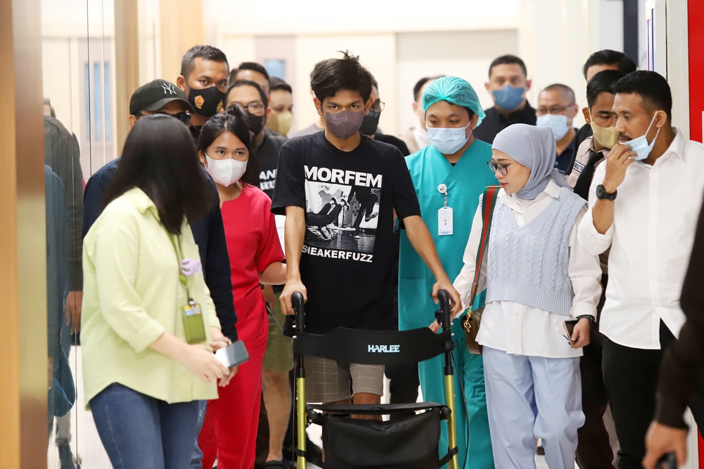 David Ozora saat meyapa awak media di Rumah Sakit Mayapada, Kuningan, Minggu (16/4/2023). David Ozora, korban penganiayaan Mario Dandy Satriyo direncanakan pulang dari rumah sakit siang ini. Kondisi David sempat koma akibat penganiayaan pada 20 Februari 2 - Image