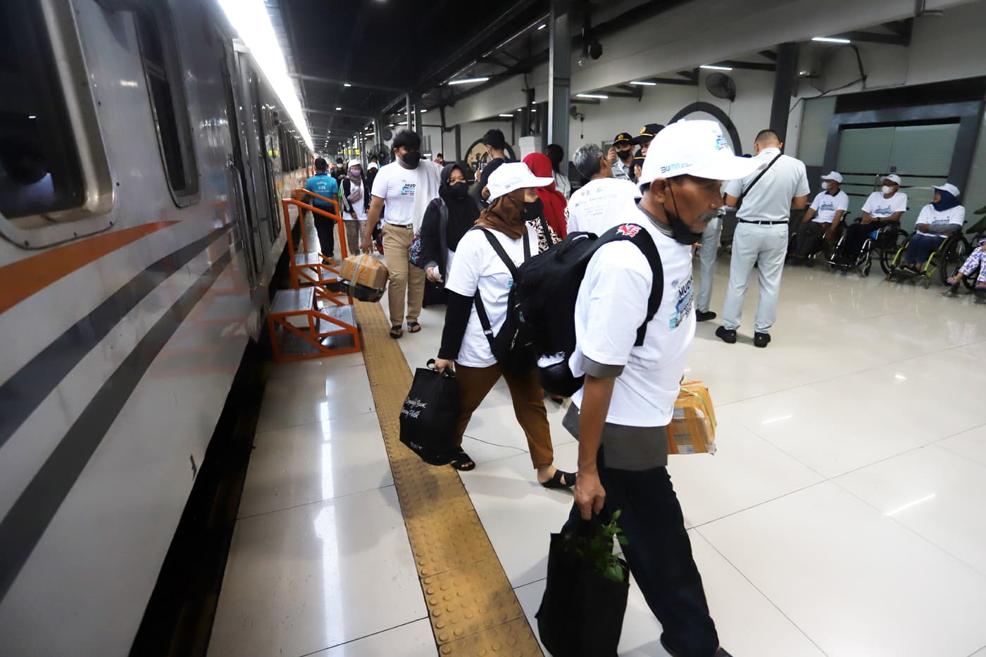 Direktur Hubungan Kelembagaan PT Jasaraharja Munadi Herlambang (berbincang dengan peserta Mudik Gratis BUMN 2023 di Stasiun Pasar Senen, Jakarta, Minggu (16/4/2023). PT Jasaraharja berkolaborasi dengan PT Kereta Api Indonesia mendukung program Mudik Grati - Image