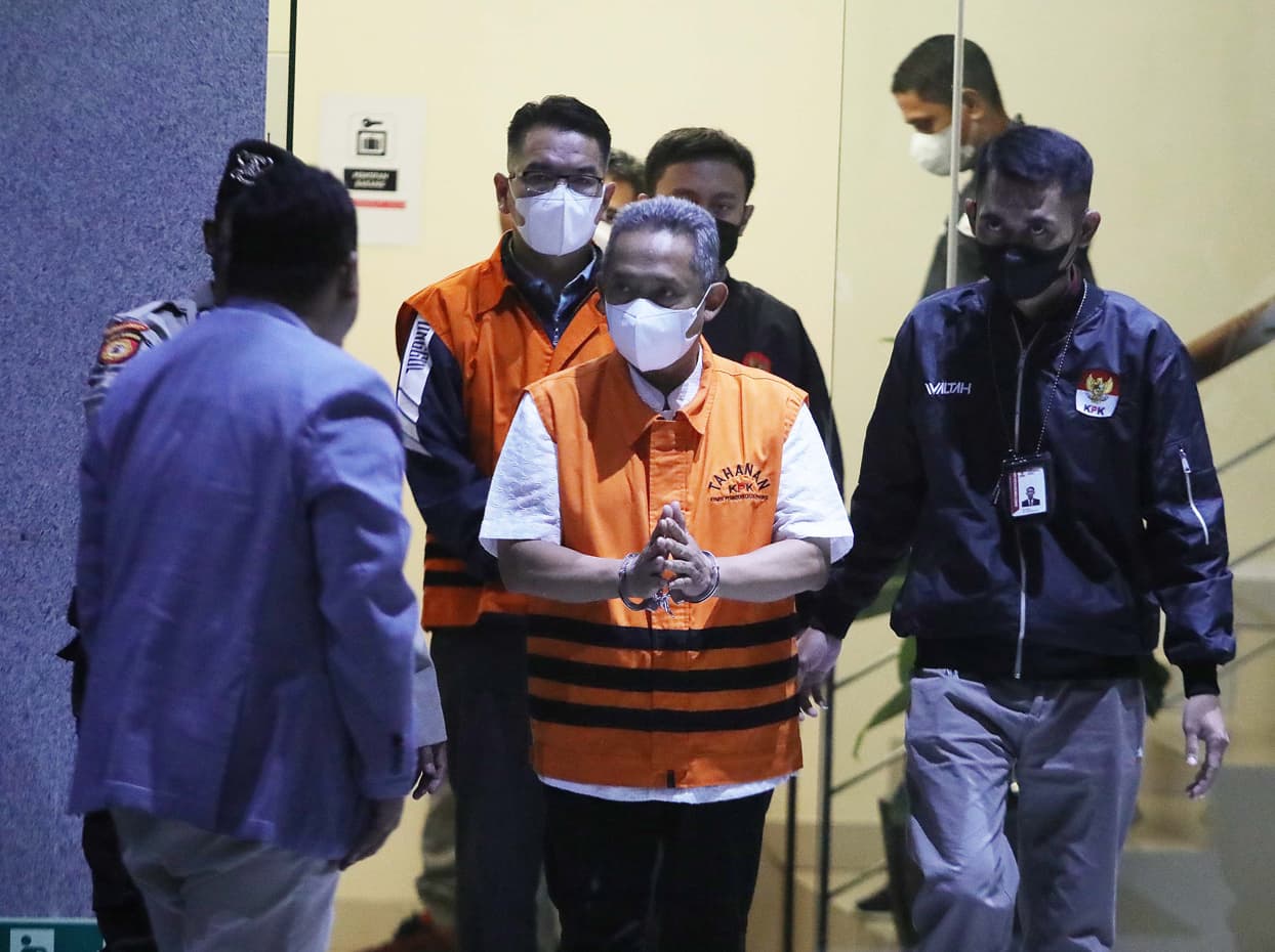 Wali Kota Bandung Yana Mulyana (kiri) mengenakan rompi tahanan KPK usai ditetapkan sebagai tersangka pasca terjaring OTT di Gedung Merah Putih KPK, Jakarta, Minggu (16/4/2023). KPK menetapkan enam orang tersangka diantaranya Wali Kota Bandung dan pejabat - Image