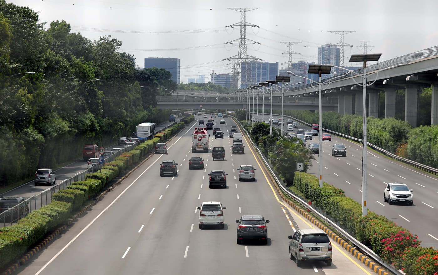 Suasana lengang kendaraan melintas di Jalur Cikampek - Jagorawi di Pintu Gerbang, Halim, Jakarta, Selasa (25/4/2023). Korlantas Polri memprediksi puncak arus balik lebaran terjadi dua gelombang yaitu pada 25-26 April 2023 dan 30 April-1 Mei 2023. FOTO : F - Image