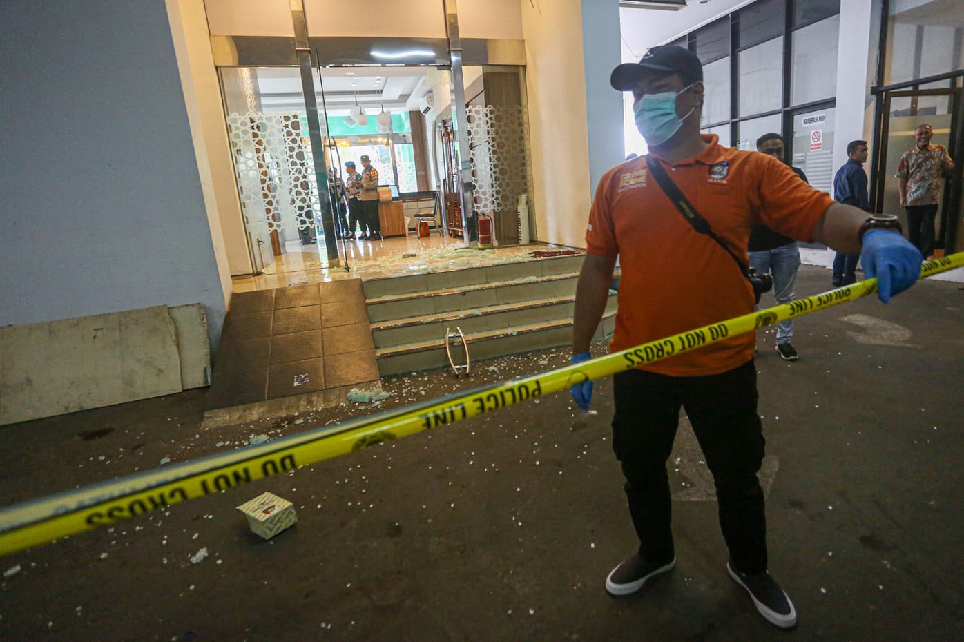 Petugas kepolisian memasang garis polisi di tempat kejadian perkara (TKP) dugaan penembakan di Kantor Majelis Ulama Indonesia (MUI) Pusat, Jakarta, Selasa (2/5/2023).Berdasarkan keterangan Kapolda Metro Jaya Irjen Pol Karyoto pelaku penembakan Kantor Maje - Image
