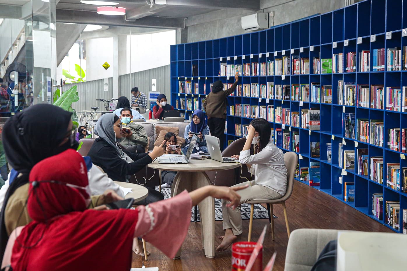 Pengujung membaca buku kesukaan mereka yang tersedia di Perpustakaan Taman Literasi Martha Christina Tiahahu, di Kawasan Blok M, Jakarta, Senin (8/5/2023). Selain menyediakan lebih dari 1000 buku secara fisik dan 3000an buku yang bisa diakses secara onli - Image