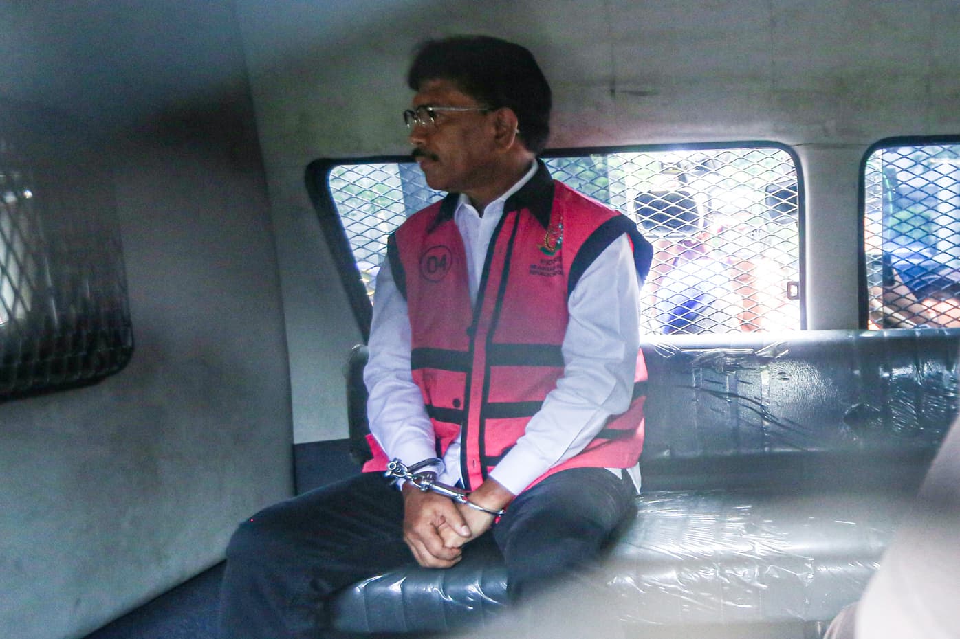 Tersangka kasus dugaan korupsi proyek BTS. Johnny G Plate mengenakan rompi pink keluar dari Gedung Bundar, Kejaksaan Agung RI, Jakarta, Rabu (17/5/2023). Kejaksaan Agung (Kejagung) menetapkan Menteri Komunikasi dan Informatika Johnny G Plate sebagai tersa - Image