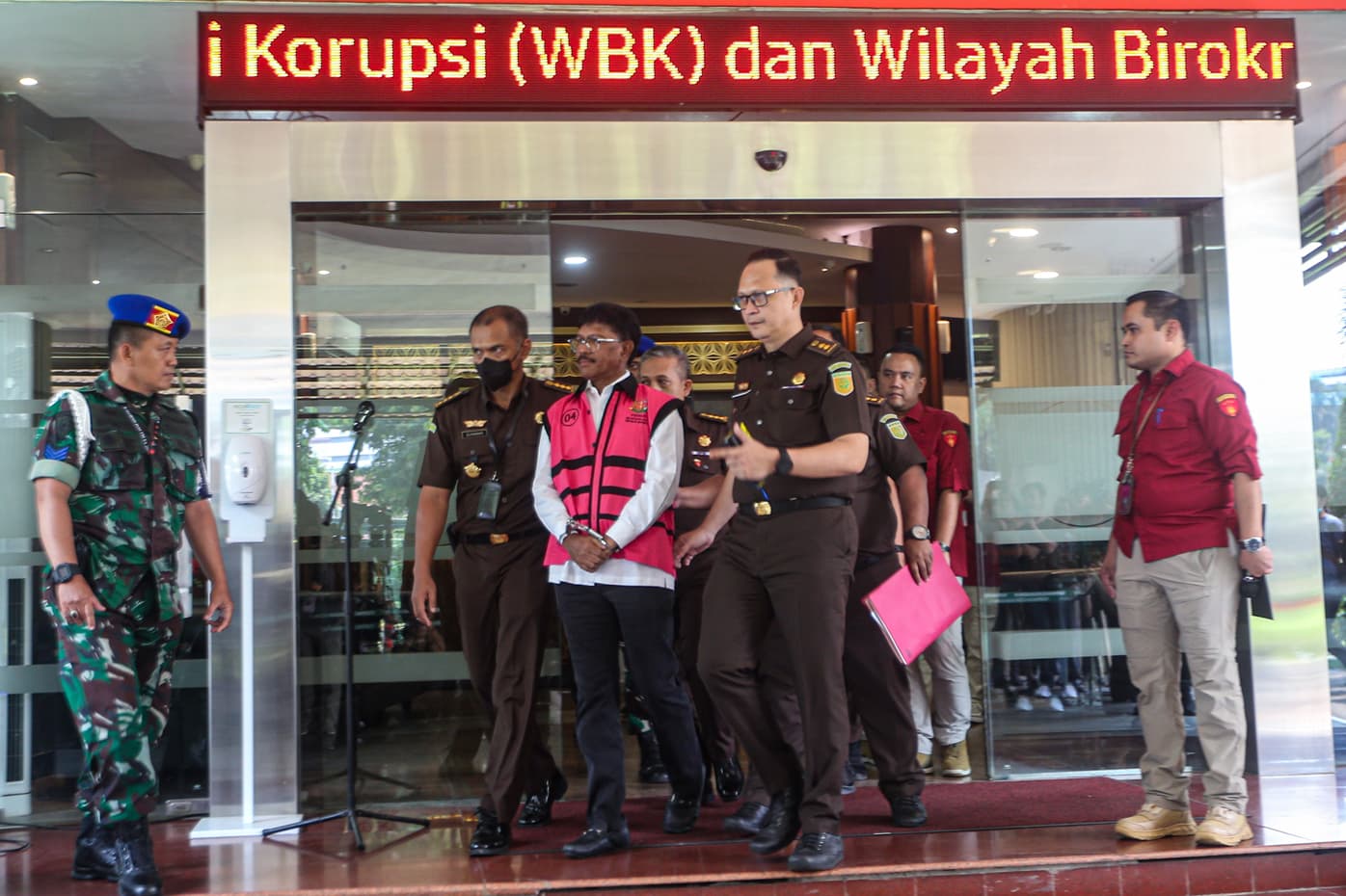 Tersangka kasus dugaan korupsi proyek BTS. Johnny G Plate mengenakan rompi pink keluar dari Gedung Bundar, Kejaksaan Agung RI, Jakarta, Rabu (17/5/2023). Kejaksaan Agung (Kejagung) menetapkan Menteri Komunikasi dan Informatika Johnny G Plate sebagai tersa - Image