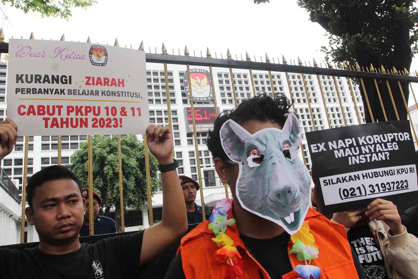 Sejumlah aktivis yang tergabung dalam Koalisi Kawal Pemilu Berintegritas berunjuk rasa di depan kantor KPU, Jakarta, Minggu (28/5/2023). Dalam aksinya mereka memprotes PKPU Nomor 10 Tahun 2023 tentang Pencalonan Anggota DPR dan DPRD serta PKPU Nomor 11 Ta - Image