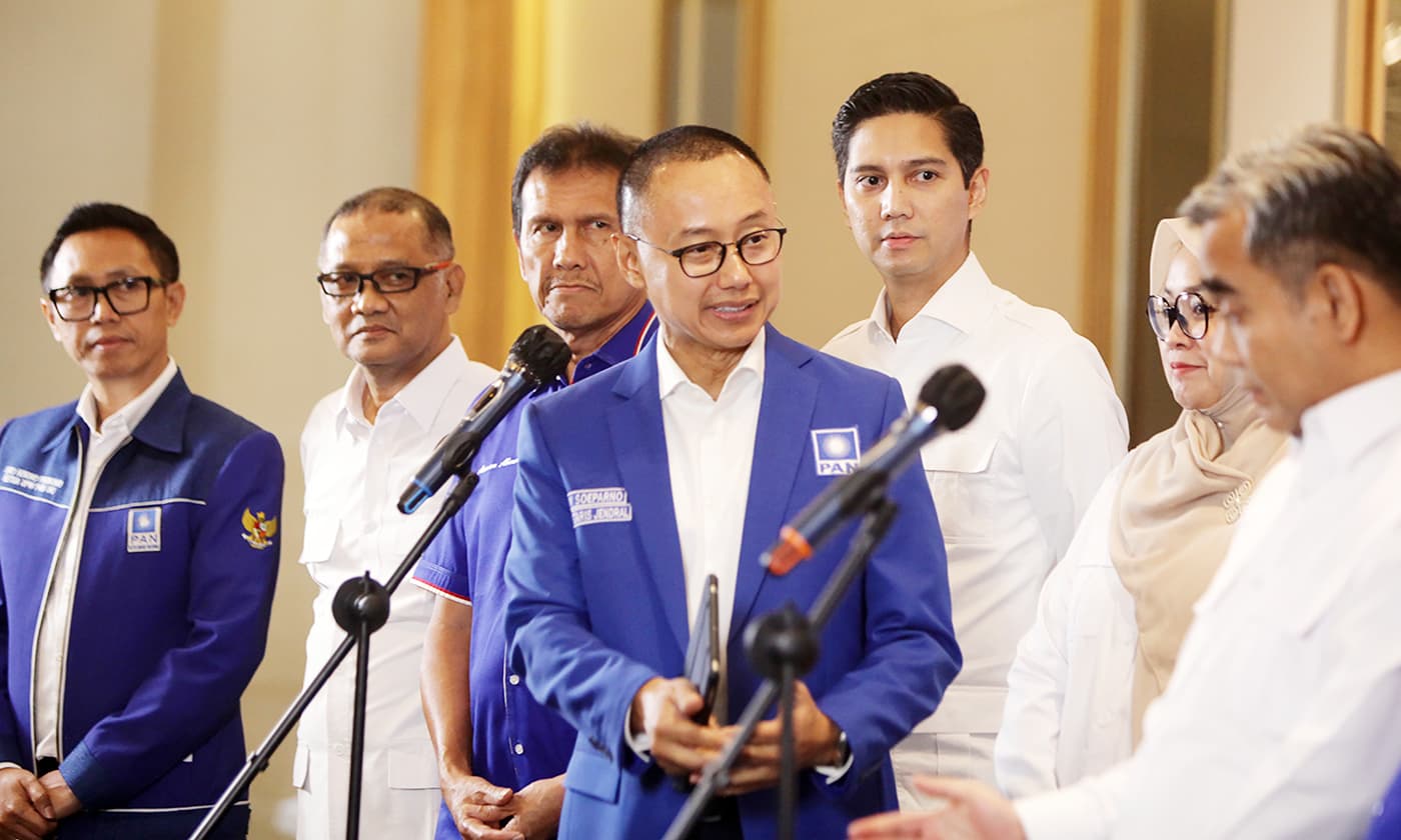 Wakil Ketua Umum DPP Partai Amanat Nasional (PAN) Yandri Susanto (tengah) bersama Sekjen PAN Eddy Soeparno (ketiga kiri) dan Sekjen Partai Gerindra Ahmad Muzani (kempat kanan) menggelar konfrensi pers usai mengadakan pertemuan di Kantor DPP PAN, Jakarta, - Image