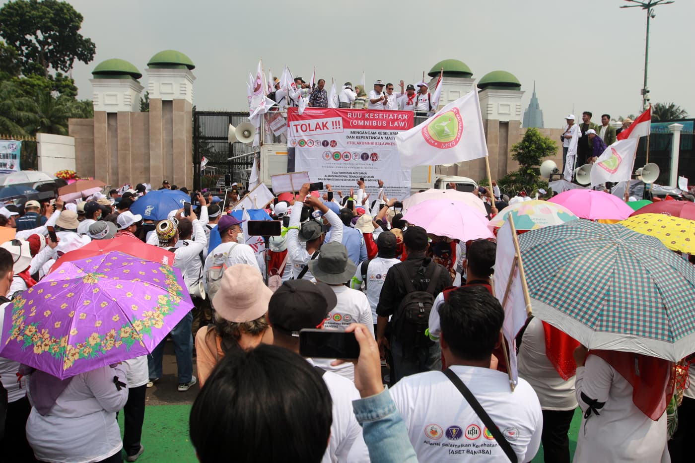 Personel kepolisian berjaga di jalur Bus TransJakarta saat aksi unjuk rasa tenaga kesehatan (nakes) di depan Gedung DPR, Jl Gatot Subroto, Jakarta, Senin (5/6/2023). Adapun para tenaga medis ini menyuarakan tuntutan Mereka menolak Ruu kesehatan dan RUU Ci - Image