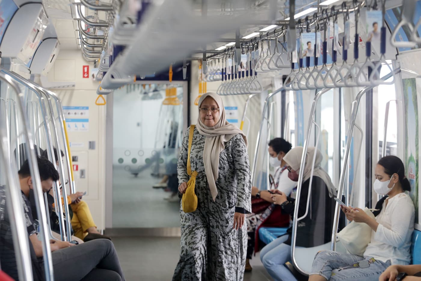 Sejumlah MRT tidak menggunakan masker di dalam kereta MRT di Stasiun Bundaran HI, Jakarta. Dinas Perhubungan DKI Jakarta menerbitkan Surat Edaran (SE) Nomor 26/SE/2023 tentang protokol kesehatan di dalam sarana dan prasarana angkutan umum pada masa trans - Image
