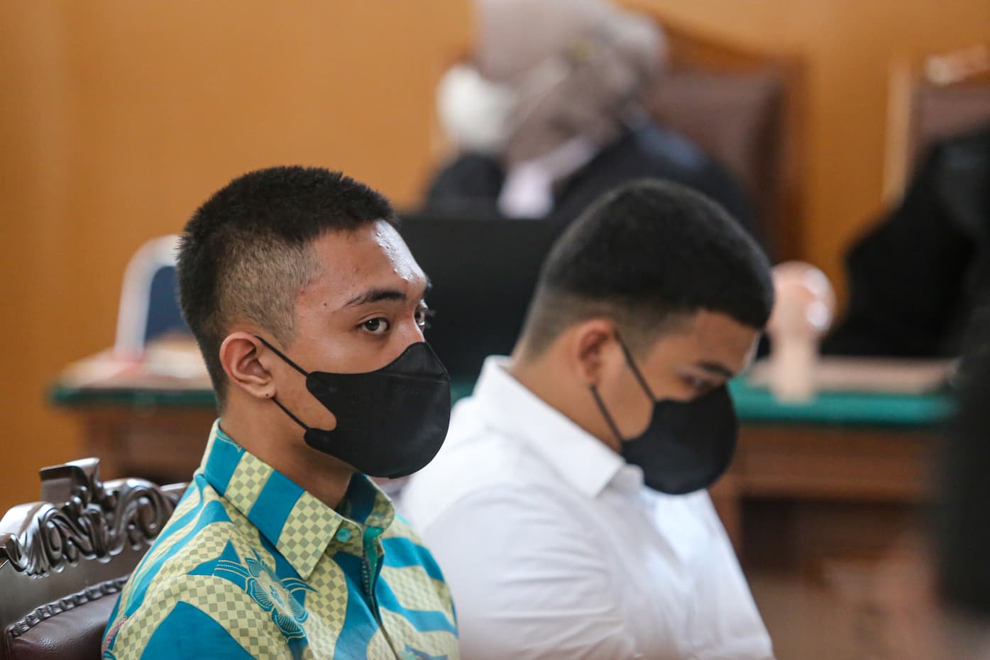 Terdakwa kasus penganiayaan terhadap Cristalino David Ozora, Mario Dandy Satriyo (kiri) dan Sean Lukas (kanan) bersiap menjalani sidang lanjutan di Pengadilan Negeri Jakarta Selatan, Kamis (15/6/2023). Sidang tersebut beragendakan pemeriksaan saksi dari J - Image
