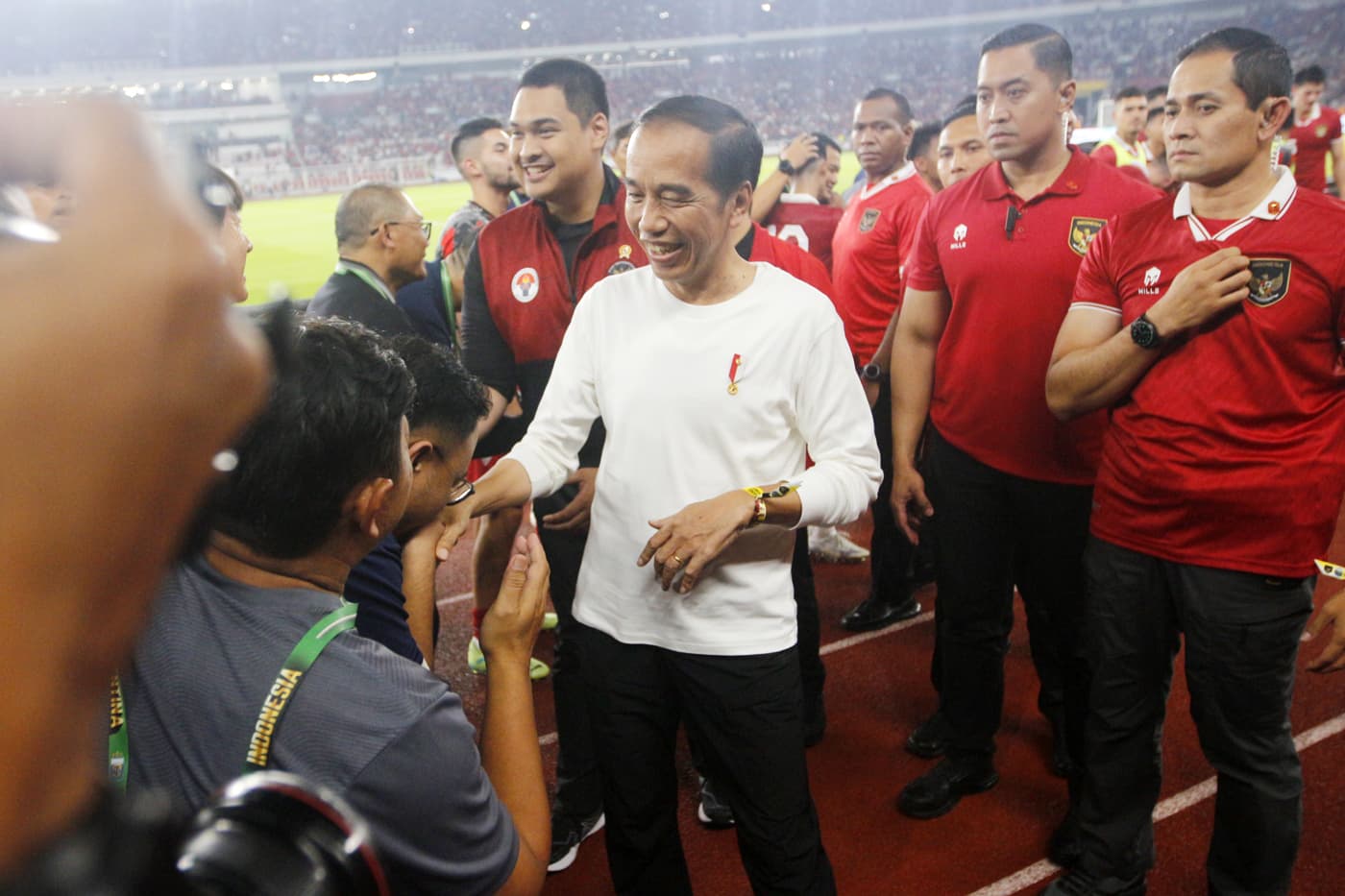Presiden Joko Widodo (tengah) bersama Menteri BUMN sekaligus Ketua Umum PSSI Erick Thohir dan Menpora Dito Ariotedjo menghampiri para pemain usai menyaksikan laga FIFA Matchday Indonesia vs Argentina di Stadion Utama Gelora Bung Karno (SUGBK), Senayan, Ja - Image