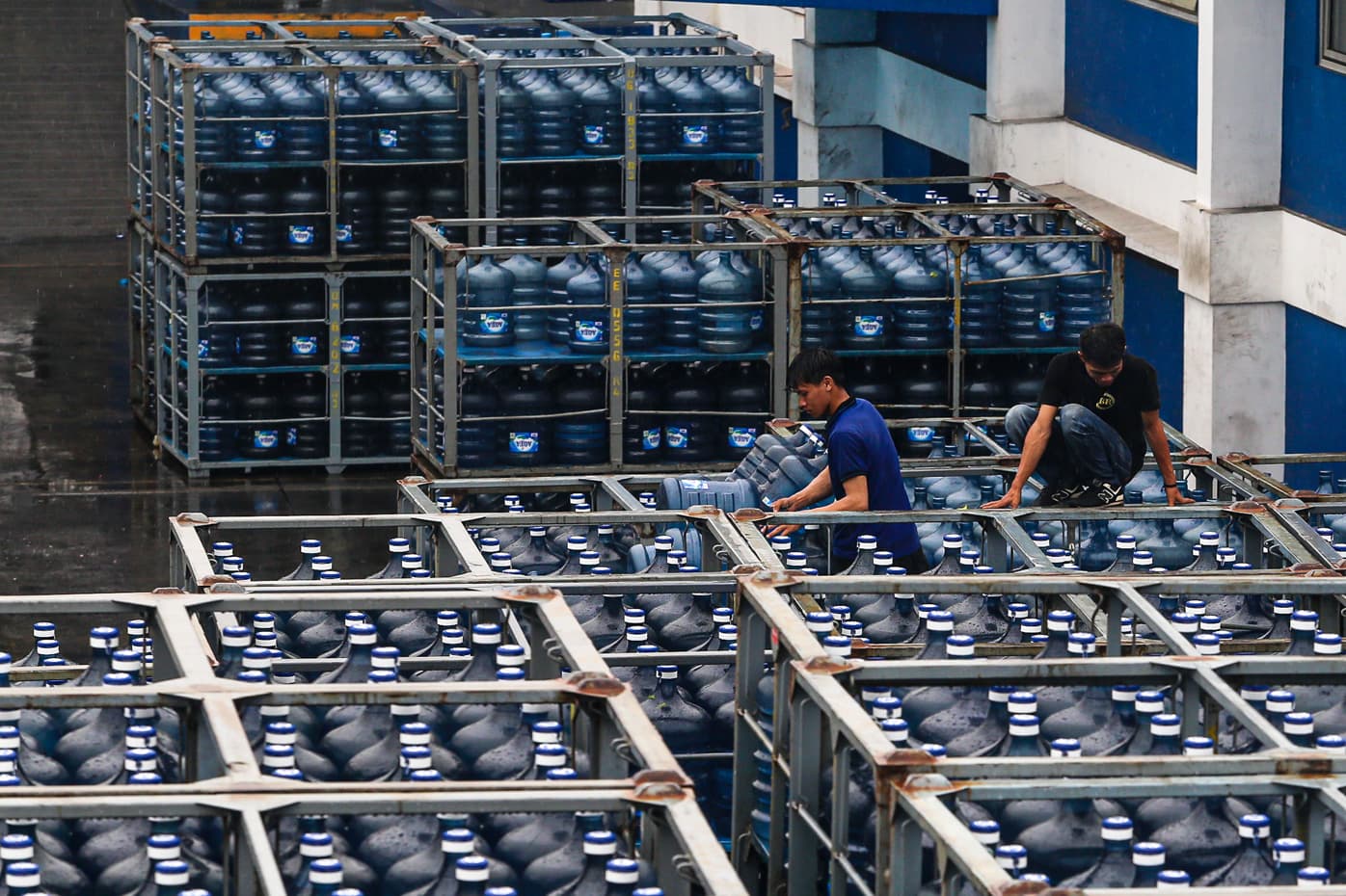 Pekerja melakukan aktivitas bongkar muat air minum dalam kemasan di Jakarta, Jumat (16/6/2023). Asosiasi Produsen Air Minum Kemasan Nasional (Asparminas) menyebutkan pangsa pasar air minum dalam kemasan (AMDK) produk dalam negeri mengalami peningkatan dal - Image