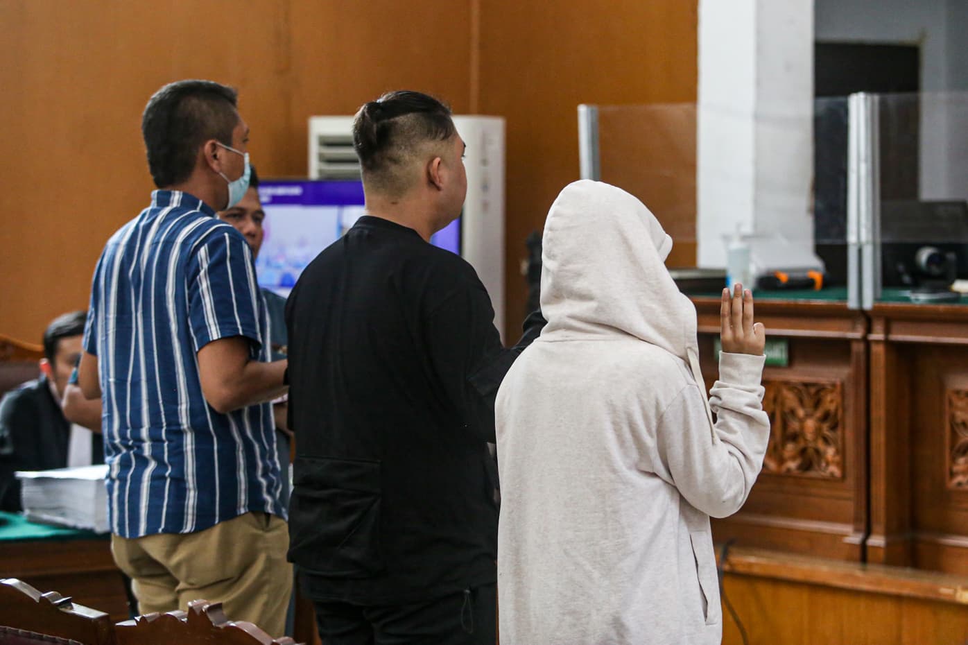 Saksi, anak AG (kanan) bersiap memberikan keterangan dalam sidang dengan terdakwa kasus penganiayaan terhadap David Ozora, Mario Dandy Satriyo di Pengadilan Negeri Jakarta Selatan, Jakarta, Selasa (27/6/2023). Sidang tersebut beragendakan mendengarkan ket - Image