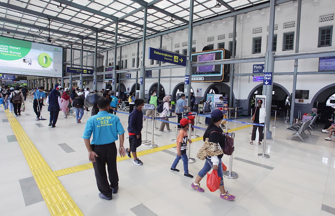 Suasana pemudik di Stasiun Pasar Senen, Jakarta, Rabu (28/6/2023). Pada cuti bersama Idul Adha, PT KAI Daop 1 Jakarta mencatat sekitar 175.000 tiket keberangkatan Stasiun Pasar Senen dan Stasiun Gambir telah terjual pada periode libur akhir pekan panjang, - Image