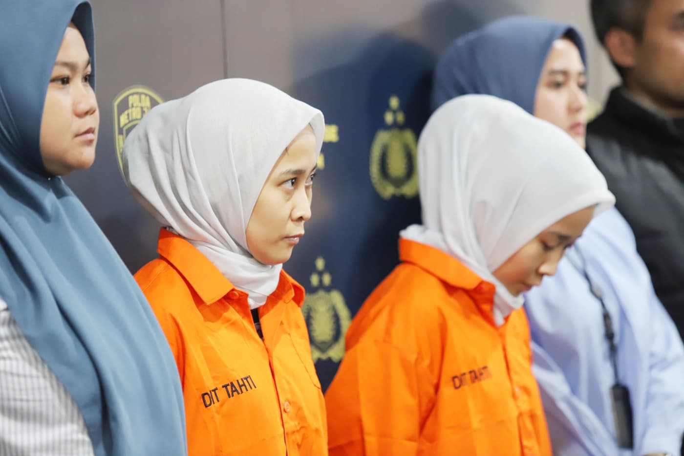 Tersangka kasus penipuan pembelian Iphone Rihana (kiri) dan Rihani (kanan) dihadirkan saat rilis kasus di gedung Ditreskrimum Polda Metro Jaya, Jakarta, Selasa (4/7/2023). Ditreskrimum Polda Metro Jaya menangkap dua tersangka penipuan preorder Iphone yan - Image