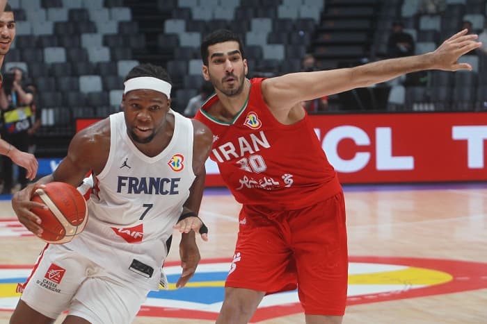 Pebasket Timnas basket Prancis Guerschon Yabusele (KIRI) berusaha berusaha melewait pebasket Timnas basket Iran pada pertandingan babak fase klasifikasi penentuan peringkat 17-32 FIBA World Cup 2023 di Indonesia Arena, Gelora Bung Karno, Senayan, Jakarta, - Image