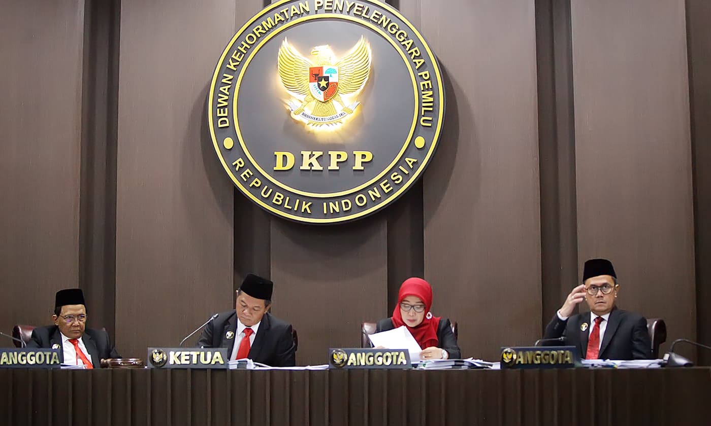 Dari kiri Anggota DKPP J.Kristiadi, bersama Ketua DKPP Heddy Lugito, Anggota DKPP Ratna Dewi Pettalolo dan Anggota DKPP Muhammad Tio Aliansyah saat sidang pemeriksaan dugaan pelanggaran Kode Etik Penyelenggara Pemilu (KEPP) di ruang sidang DKPP, Senin (1 - Image